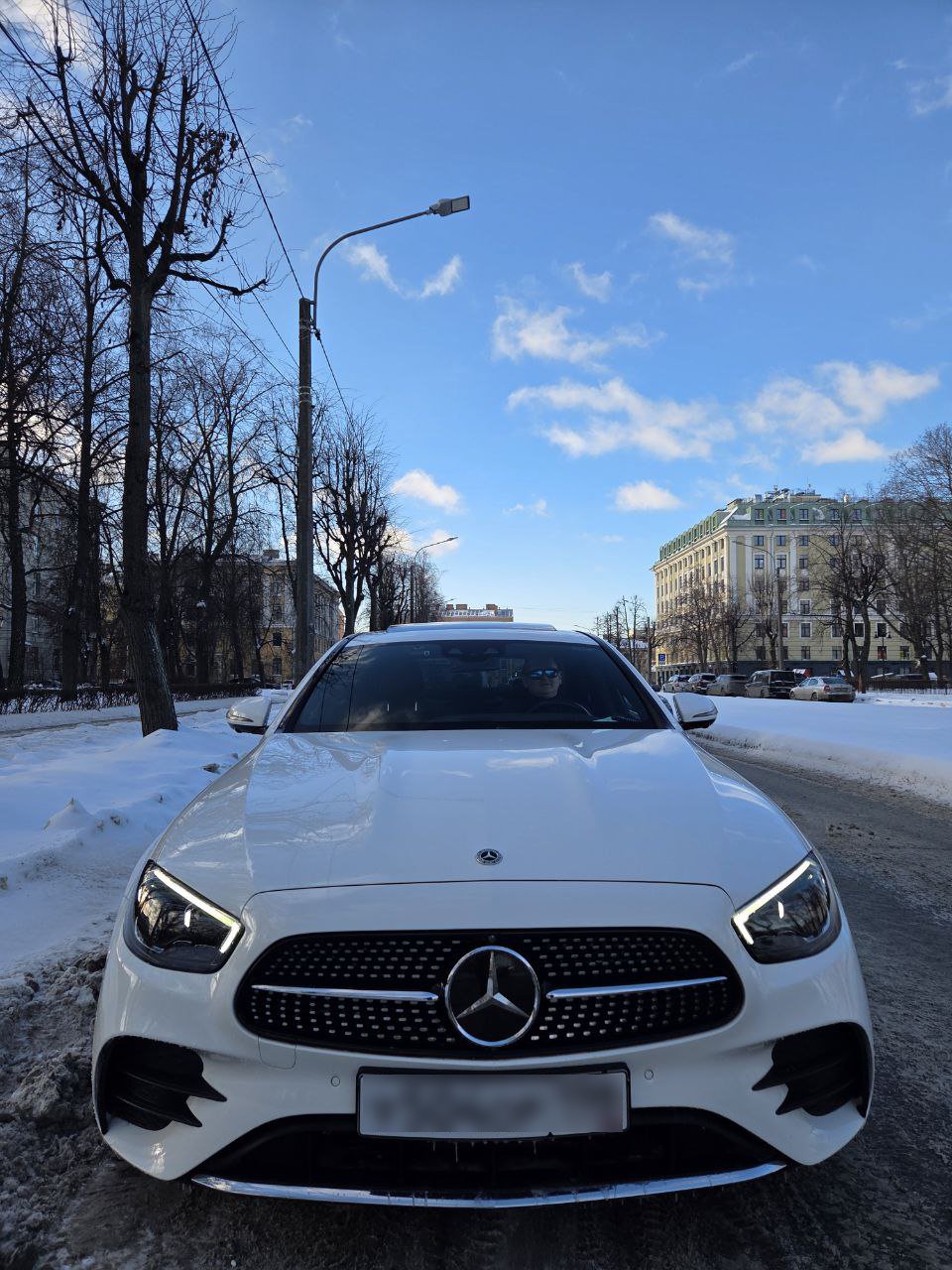 Mercedes-Benz E220 AMG — вид спереди