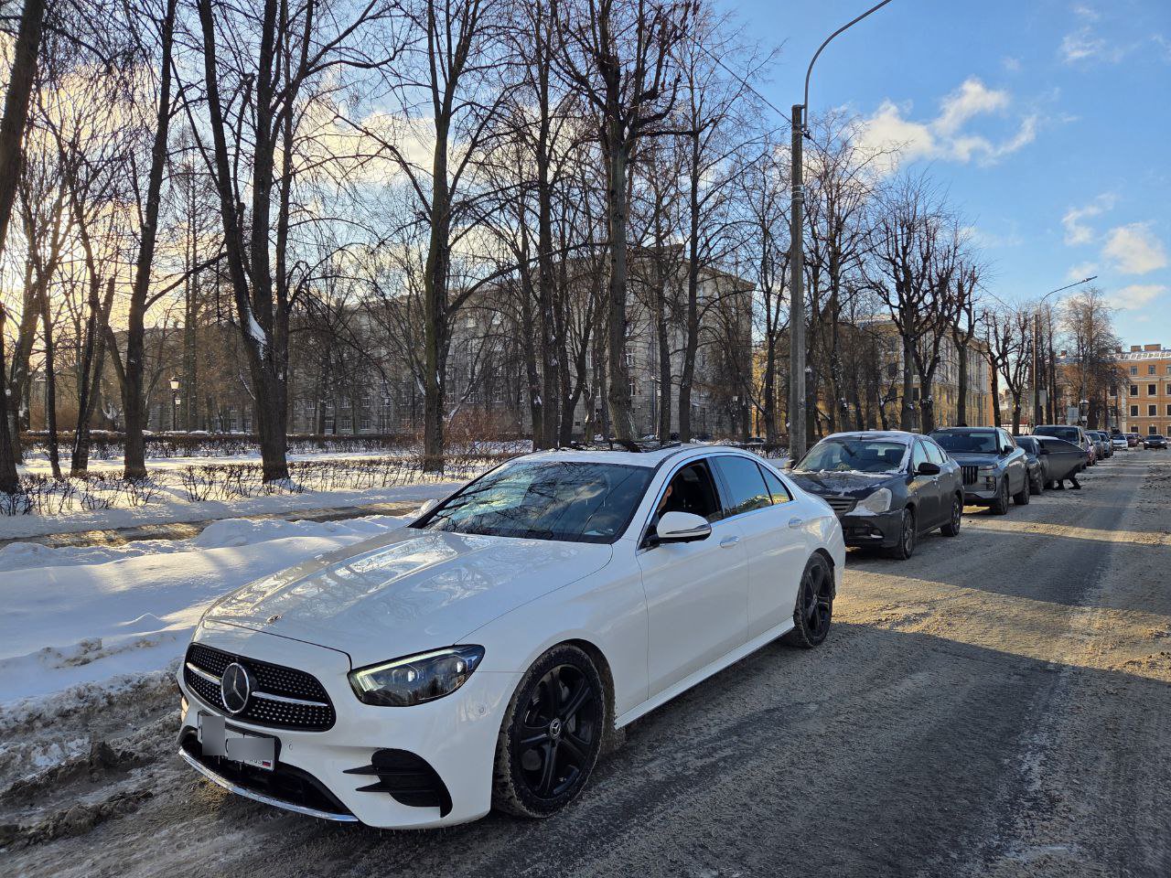 Mercedes-Benz E220 AMG — вид спереди-сбоку