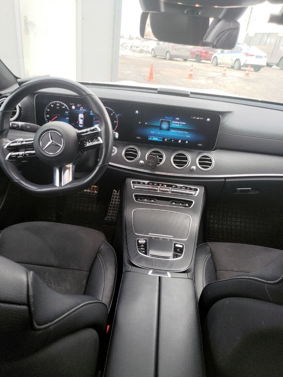 Интерьер Mercedes-Benz E220 AMG